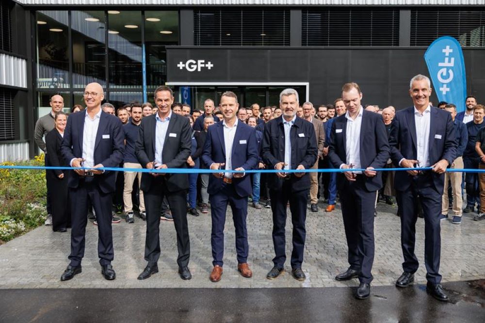 Cutting the ribbon after modernizing the plant – f.l.t.r. Andreas Müller (CEO GF) ; Daniel Capaul, Department of Economy Grisons ; Oliver Hilbrand, Plant Manager GF Seewis; Kurt Kuster, President Seew
