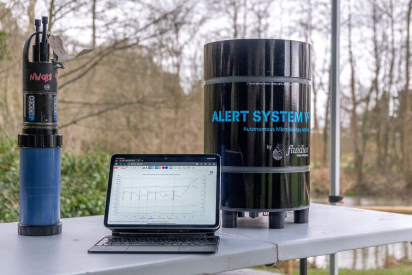 Multiparameter sonde and Fluidion Alert bacteria monitor with live data displayed on a laptop.
